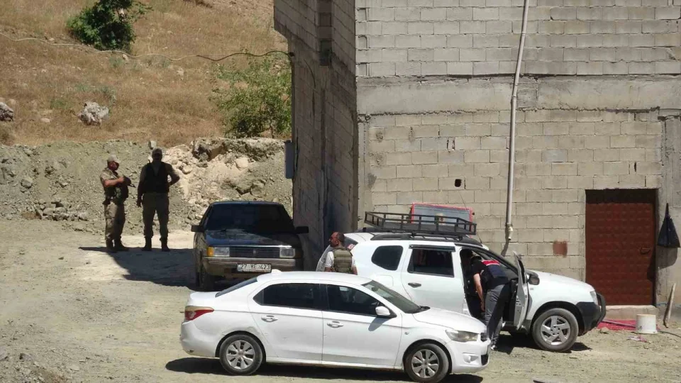 Kilis'te 'yol verme' kavgas�: 1 �l�, 12 yaral�