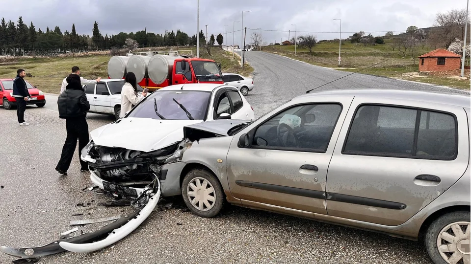 Kula'da yar�m saat arayla iki kaza: 5 yaral�
