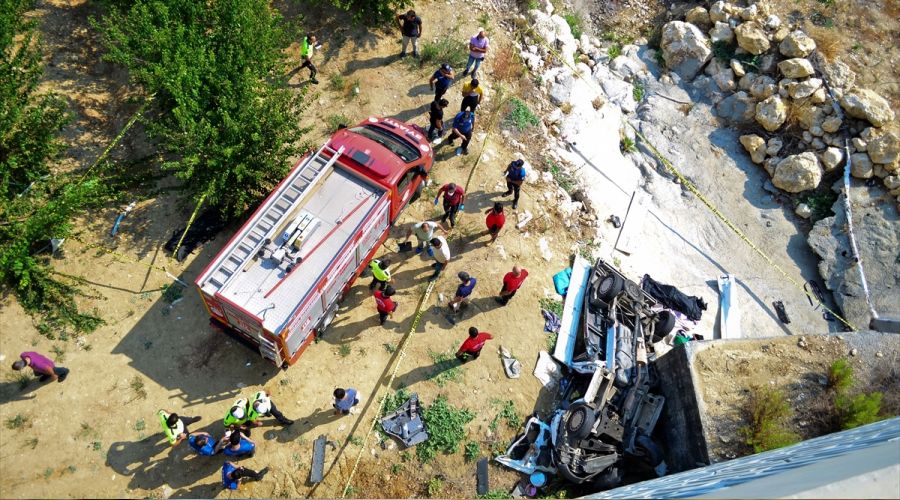 Mersin'de kamyonet devrildi: 2 �l�