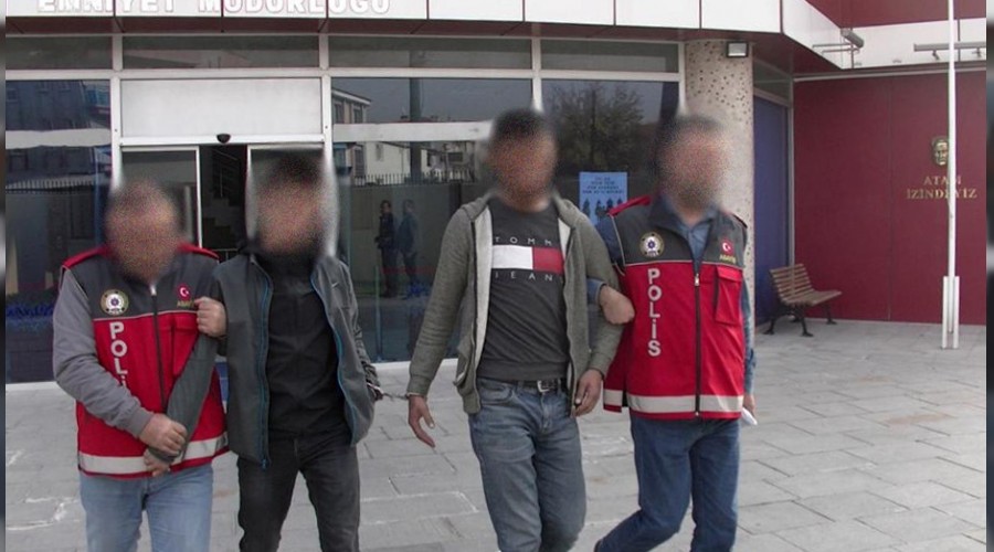 Önce kafeyi sonra camiyi soydular