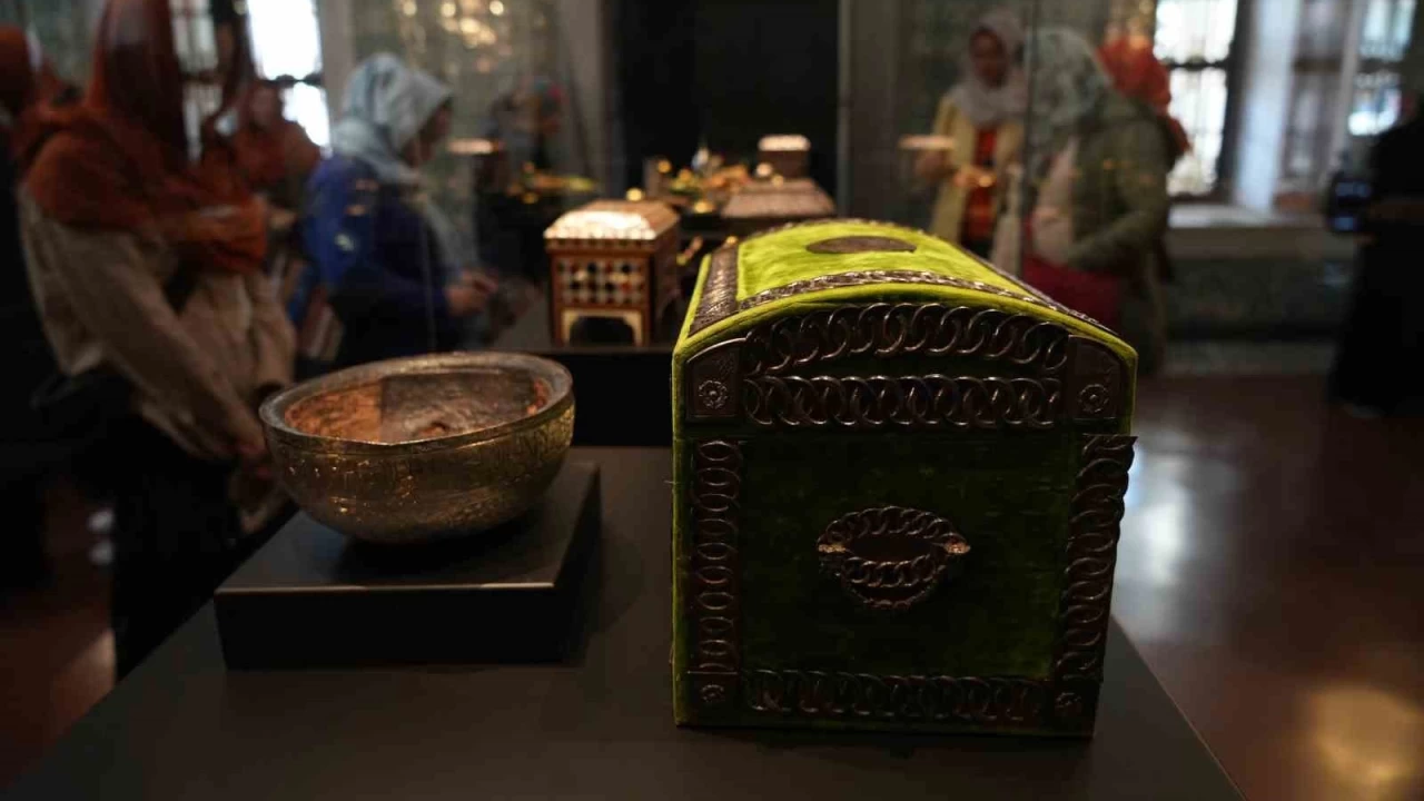 Ramazan'da Topkapı Sarayı Mukaddes Emanetlere yoğun ilgi