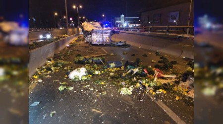 Sebze yüklü kamyon hurdaya döndü