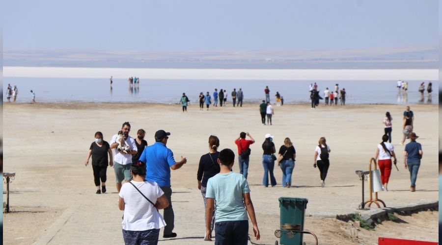 Tuz G�l�, sahillerdeki yo�unlu�u aratmad�