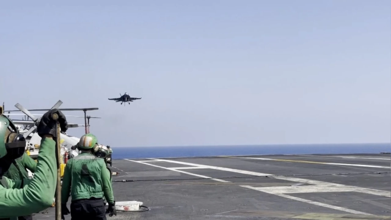 Uçaklar uçak gemilerine nasıl iniş yapıyor?