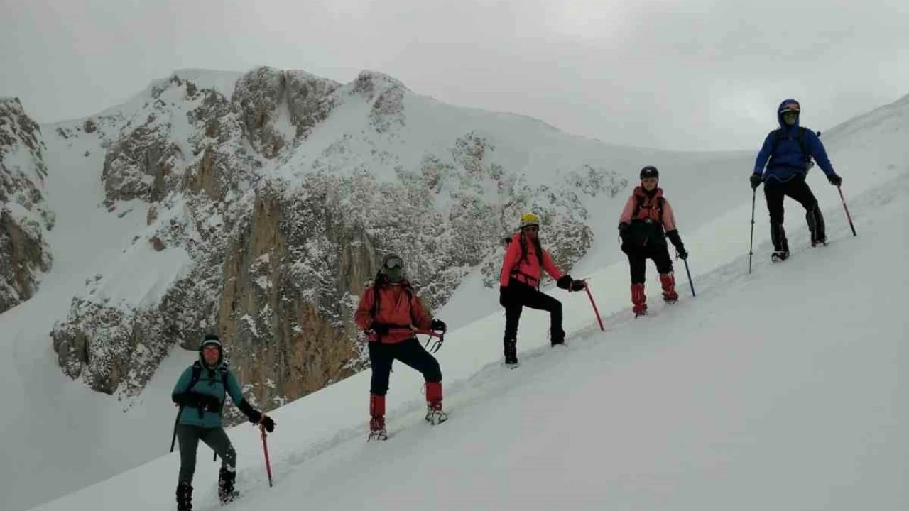 Van G�l�'ne dikkat �ekmek i�in Berit Da��'na t�rmand�lar