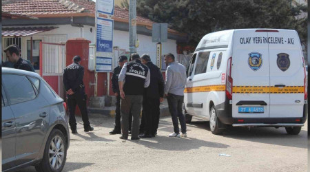 Velilerin okul önündeki kavgasında kan aktı