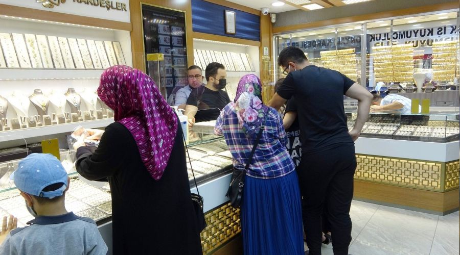 Alt�n fiyatlar�ndaki d���� kuyumcular� hareketlendirdi