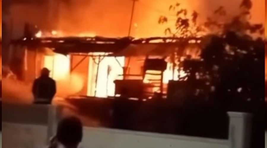 Antalya'da yangın gecekonduyu küle çevirdi