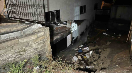Arnavutköy'de bir binanın istinat duvarı yıkıldı