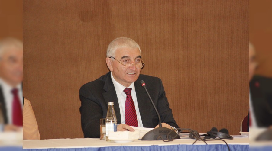 Azerbaycan'da se�im g�n�