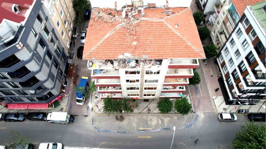 Bah�elievler'de do�algaz patlamas�n�n ya�and��� bina y�k�l�yor