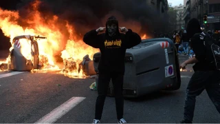 Barselona'da �iddet olaylar�n�n ya�and��� protestolara polis m�dahale etti