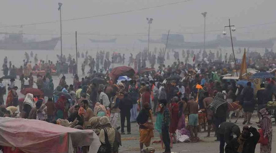 Binlerce Hindu Covid-19'a ra�men Ganj Nehri'ne girdi
