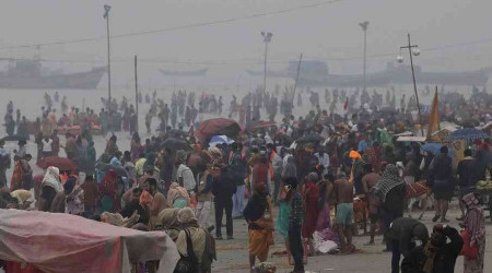 Binlerce Hindu Covid-19'a ramen Ganj Nehri'ne girdi