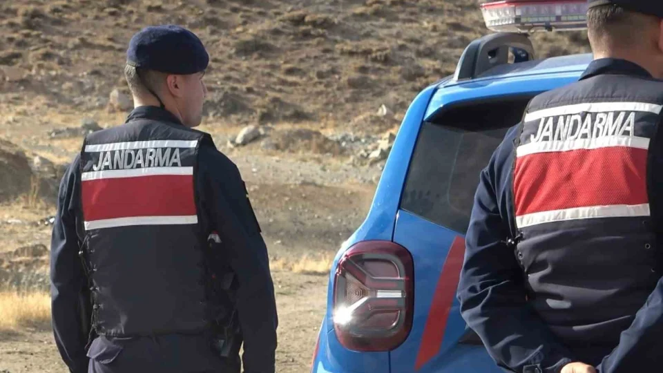 Bo�anma a�amas�ndaki e�ini babas�n�n mezar� ba��nda �ld�rd�, bald�z�n� a��r yaralad�