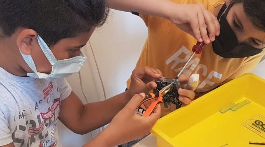 Bucalı gençler yaz tatilinde robotik kodlama öğreniyor