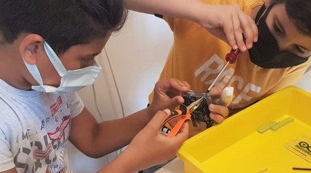 Bucalı gençler yaz tatilinde robotik kodlama öğreniyor