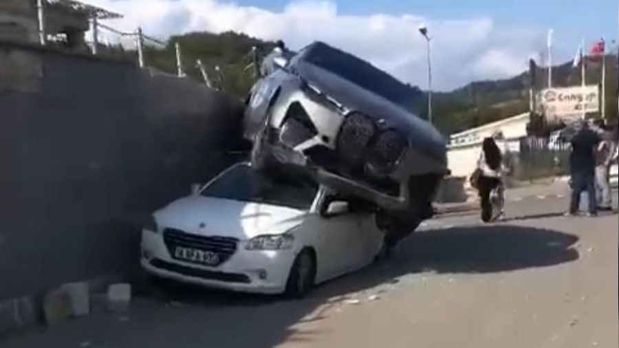 Bursa'da cip, bir aracın üzerine düştü