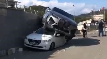 Bursa'da cip, bir aracın üzerine düştü