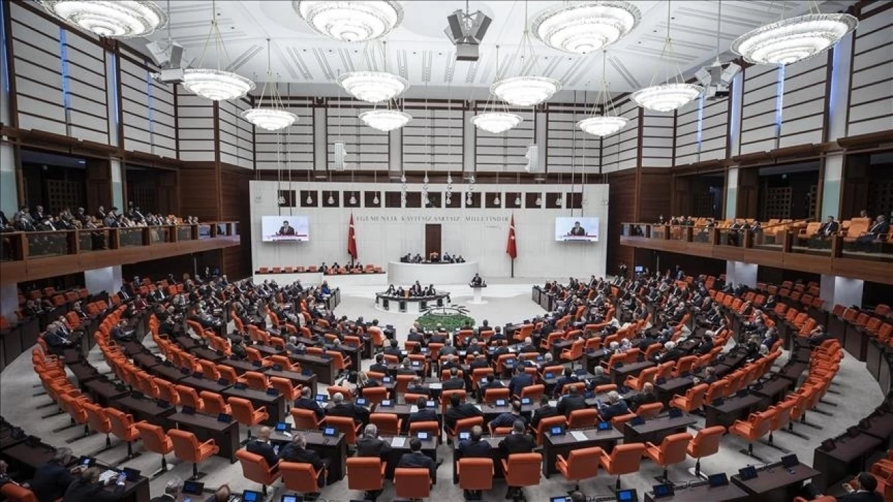 Çalışan emeklilere 5 bin TL ödenmesini öngören teklif kabul edildi