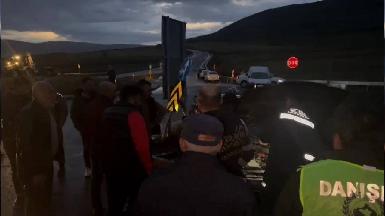 ��ld�r'da iki otomobil kafa kafaya �arp��t�: 8 yaral�