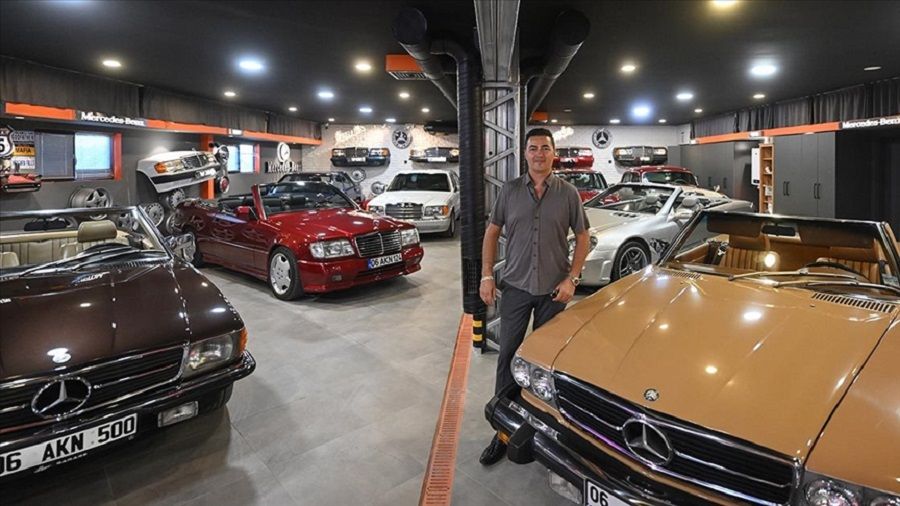 Her g�n farkl� arabayla i�e gidiyor, hayali olan koleksiyon garaj�n� olu�turdu!