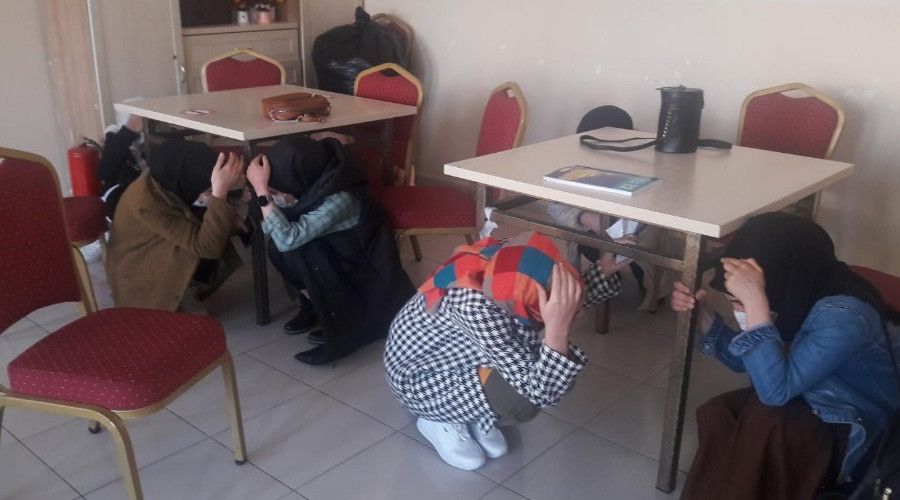 Deprem tatbikat�nda ger�ek depreme yakaland�lar