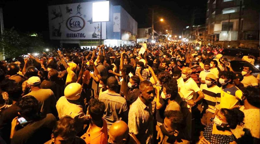 Ekonomik krizi protesto eden göstericiler devlet başkanının konutuna saldırdı