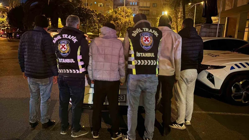 Ey�psultan'da 'yol verme' kavgas�nda birbirlerine girdiler