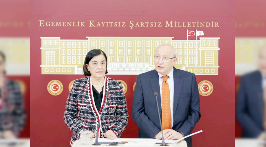 Gazeteciler adliyeden çıkamadı