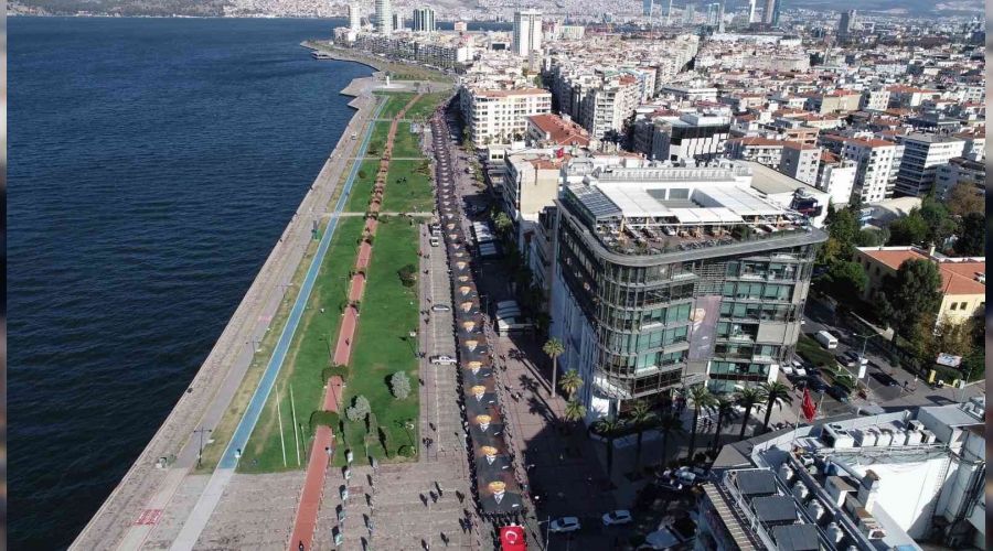İzmirliler 350 metrelik Atatürk posteriyle yürüdü