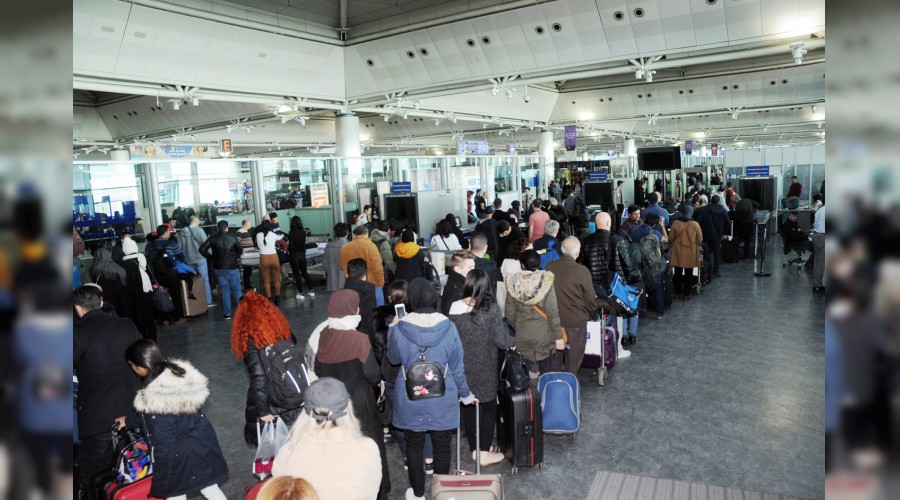 Kuyruklar d��ar�ya kadar ta�t� 