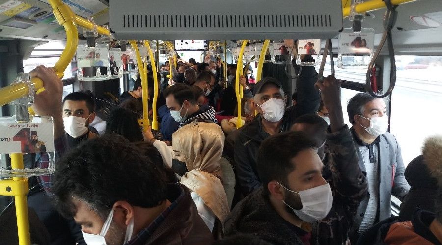 Metrobüslerde korkutan yoğunluk
