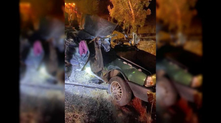 Motosiklete çarpan otomobil ardından karşı yönden gelen kamyonla çarpıştı: 2 kardeş öldü, 1 yaralı