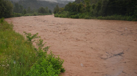 Ordu'da heyelan: Araçlar son anda kurtuldu