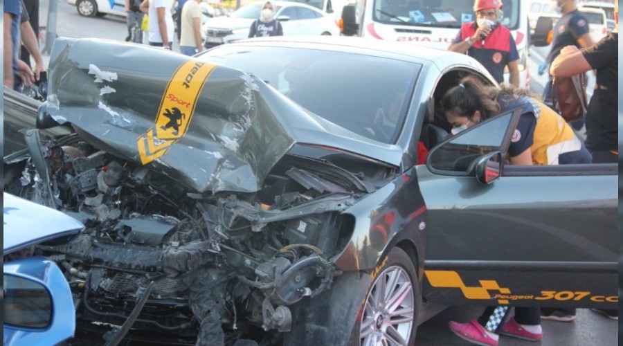 Otomobiller kafa kafaya çarpıştı: 3 yaralı