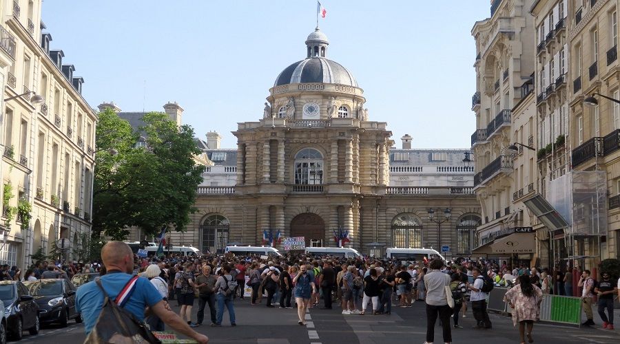 Paris'te a kartlarndan Senato nnde protesto