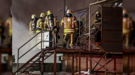 Plastik fabrikası alevlere teslim oldu