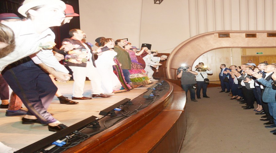 �ehir tiyatrolar� Adana�da bulu�uyor�