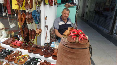Son sandaletçi teknolojiye direniyor