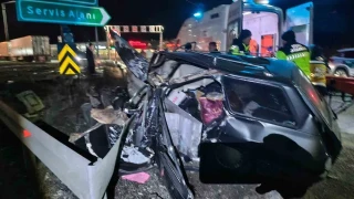 TEM'de bariyere �arpan otomobil par�aland�