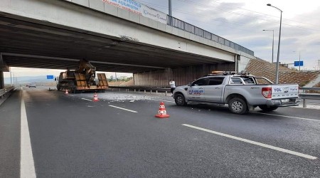 Tır köprüde sıkıştı