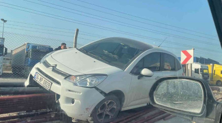 Tırdan borular anayola savruldu, araçlar kaza yaptı