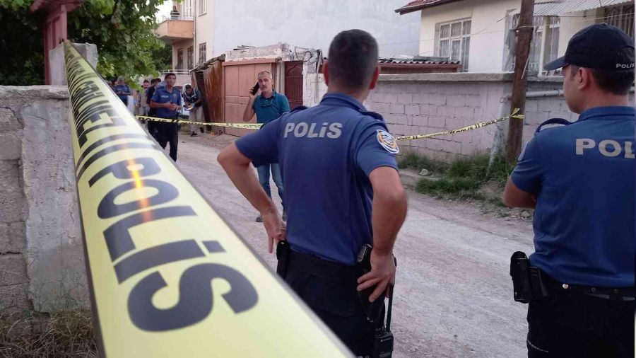 Trafikte tartışıp kendisini takip eden 5 kişiyi evinin önünde vurdu