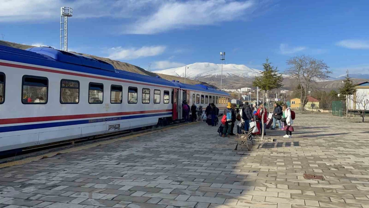 Van Gölü Ekspresi ilk seferine başladı