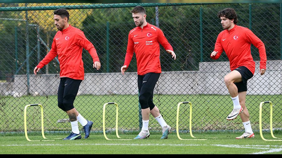 12 futbolcu milli mesaide