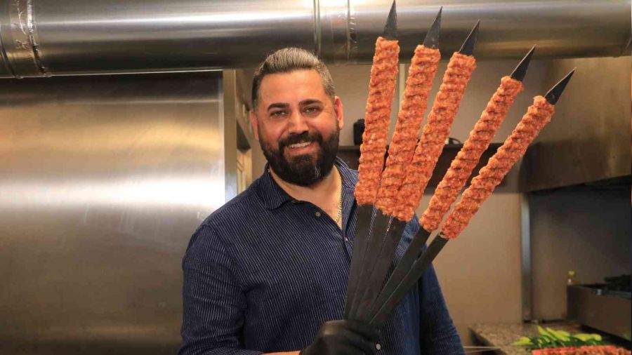 Adana kebabn eski usul yapyor