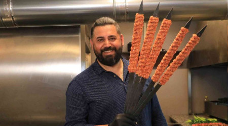 Adana kebabn eski usul yapyor