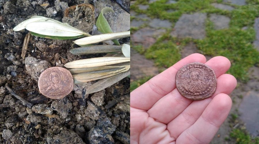 Ağaçları sularken 1500 yıllık para buldu