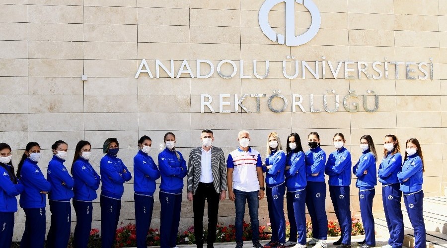 Anadolu Üniversitesi Spor Kulübü'nde toplu imza töreni